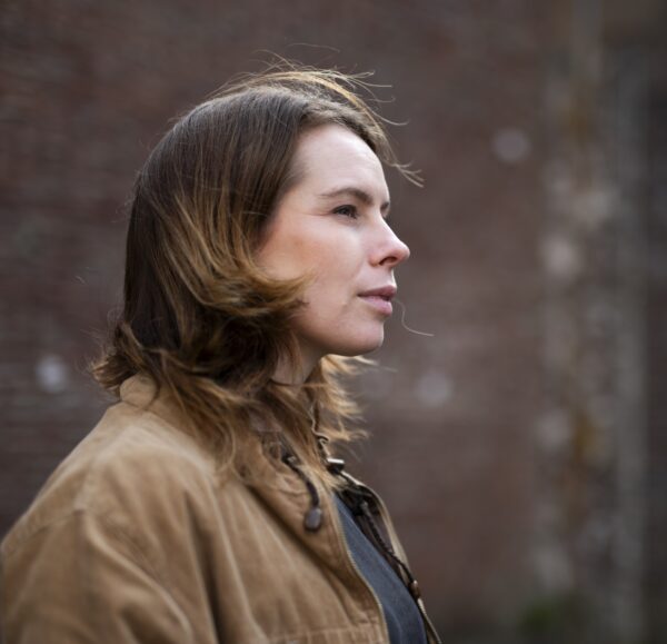 Vrouw kijkt in de verte